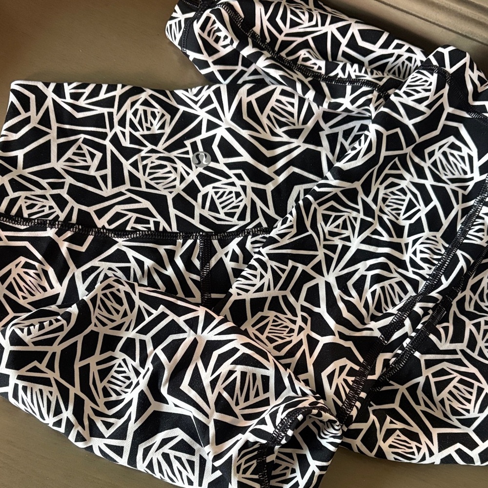 Lululemon size 2 Black & White Geometric Rose Print Leggings